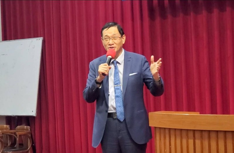 由社團法人高雄市企業經理協進會理事長李建興教授。(漾新聞記者陳雯萍攝)