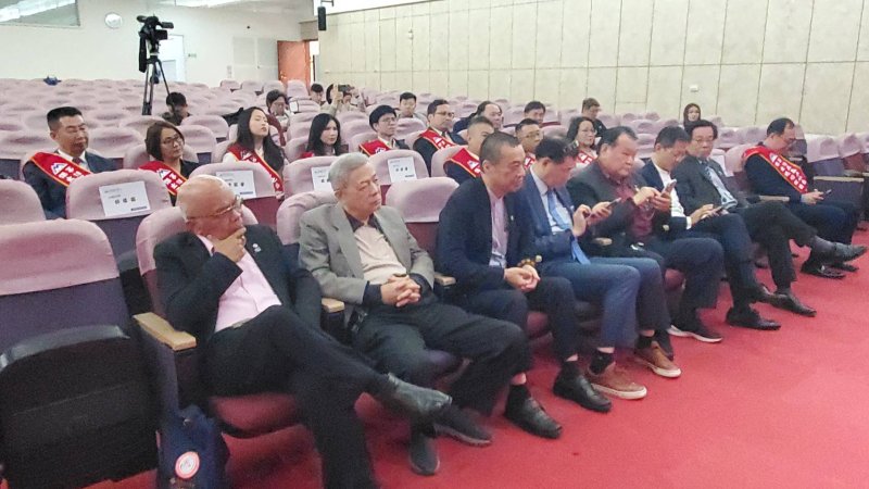 第十八屆高屏地區傑出經理獎召開記者會公布18位得獎人與特殊貢獻獎金屬中心劉嘉茹董事長。(漾新聞記者陳雯萍攝)