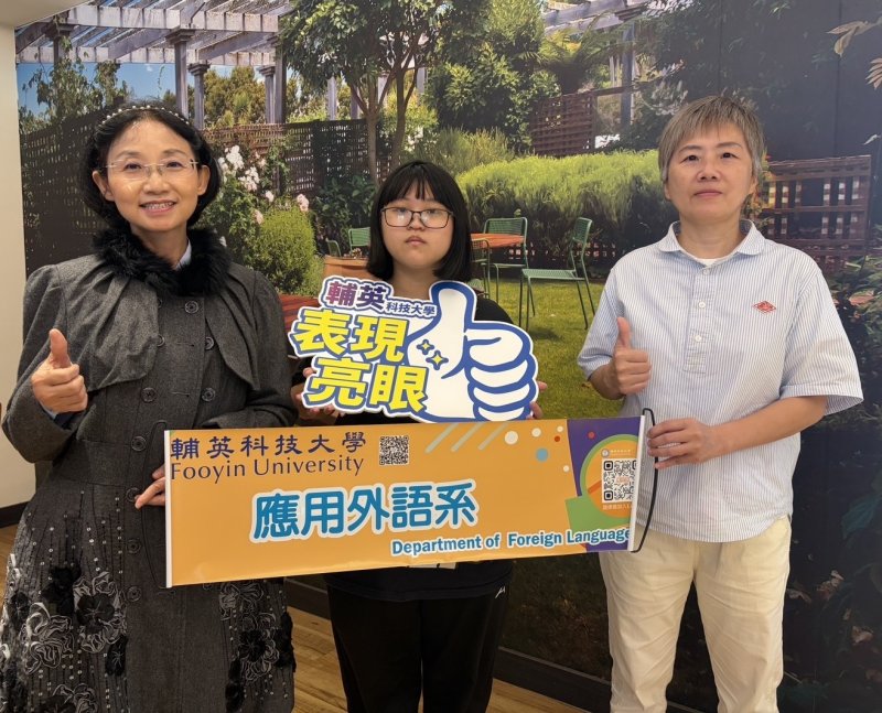 應外科師生合影留念。左起為簡綺瑩主任、陳素芸及蔡書萍專任講師。