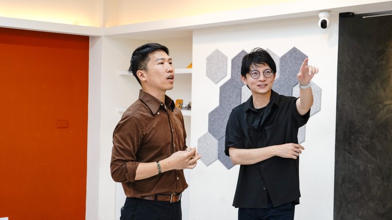 青創店家「高雄騷莎動」創辦人溫志中（左）向青年局長林楷軒（右）介紹透過青創補助升級的教室空間，展現政策支持對場域升級的實質效益。