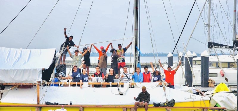 高雄市前鎮國小與屏東縣東港鎮大潭國小攜手準備象徵海洋文化情誼的彩色雷雕帆船紀念禮，在港灣的海風與掌聲中致贈船員，見證南島民族跨越國界的深厚連結。(漾新聞記者陳雯萍翻攝)