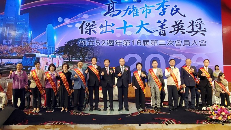 圖／總統府國策顧問洪團樟(左8)也代表總統府頒獎給十位推薦者，並合影。左7為理事長李慶傳。(漾新聞記者陳雯萍攝)