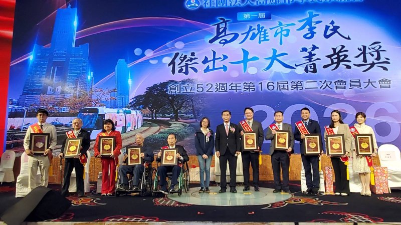 社會局長蔡宛芬(左六)代表市長陳其邁頒發當選証書。(漾新聞記者陳雯萍攝)
