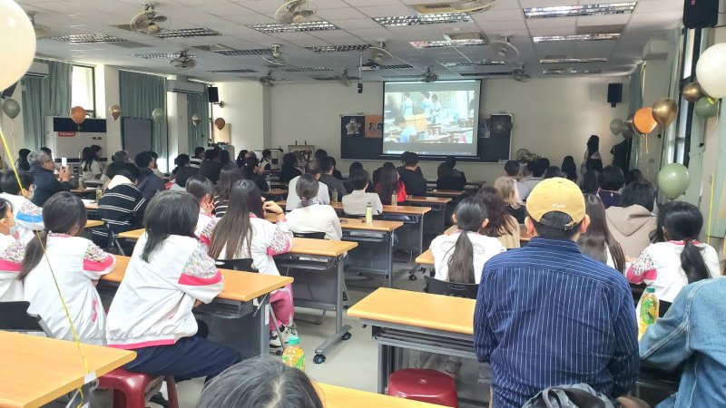 開幕式中，播放學生上課與創作的影片。（漾新聞記者陳雯萍攝）