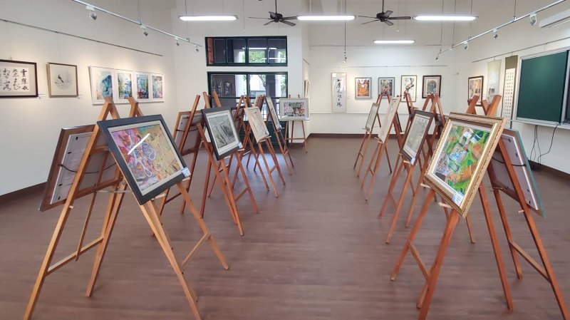 三民國中美術班第14屆畢業美展熱鬧登場，學生以多元創作呈現三年學習成果。（漾新聞記者陳雯萍攝）