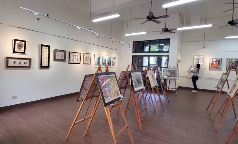 三民國中美術班第14屆畢業美展熱鬧登場，學生以多元創作呈現三年學習成果。（漾新聞記者陳雯萍攝）