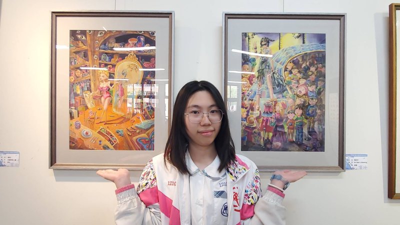 高雄市漫畫組第一名得主周紓宇的作品「你還要被世俗的審美挾持多久」引起關注。周紓宇表示，作品主要探討當代社會對審美的過度追求。（漾新聞記者陳雯萍攝）