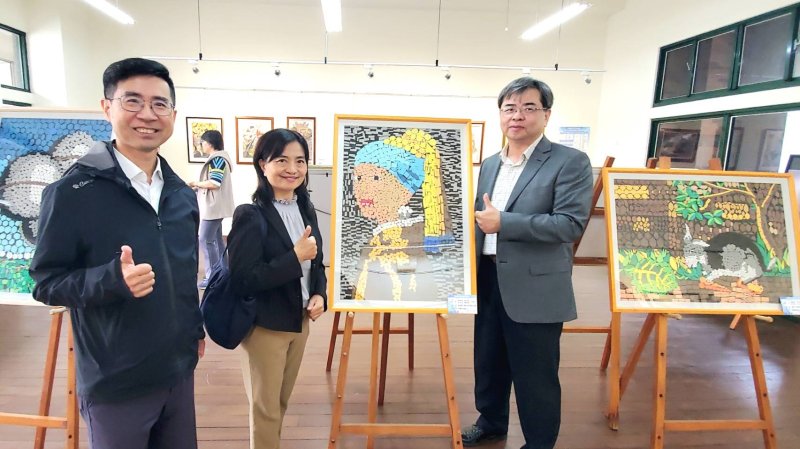 三校聯展開幕，三民國中校長張振義（右）、七賢國小校長楊勝任（中）、屏山國小校長黃俊傑（左）都出席。（漾新聞記者陳雯萍攝）