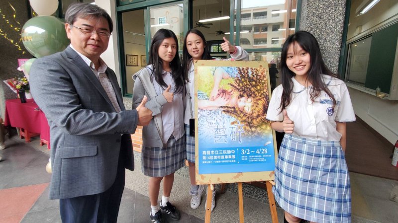 三民國中美術班第14屆畢業美展熱鬧登場，學生以多元創作呈現三年學習成果。（漾新聞記者陳雯萍攝）