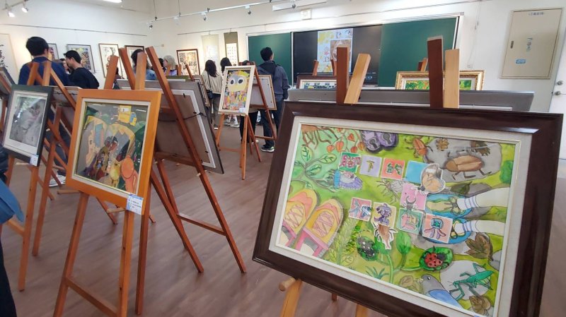 三民國中美術班第14屆畢業美展熱鬧登場，學生以多元創作呈現三年學習成果。（漾新聞記者陳雯萍攝）