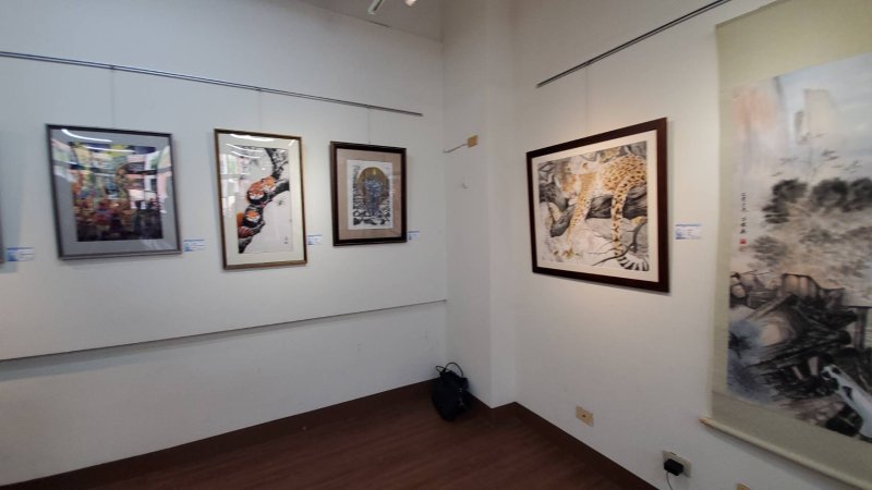 三民國中美術班第14屆畢業美展熱鬧登場，學生以多元創作呈現三年學習成果。（漾新聞記者陳雯萍攝）