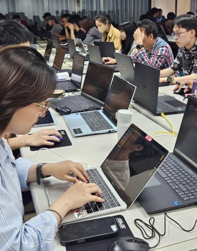 陽明交大學士後科技學程招收百人,台積電學程助攻高薪路更搶手。(漾新聞記者陳雯萍攝) 陽明交大學士後科技學程招收百人,台積電學程助攻高薪路更搶手。(漾新聞記者陳雯萍攝)