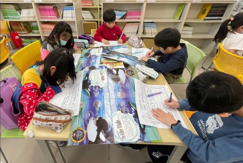 高雄市三民區博愛國為期一個月的「博愛海洋號出發」主題書展閱讀活動，將圖書館打造成充滿想像與冒險氣息的海洋世界，引領學生在書海中航行，探索海洋文化與戲水安全知識，讓閱讀化身一場充滿勇氣與夢想的航海旅程。（漾新聞記者翻攝）