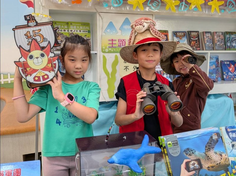 高雄市三民區博愛國為期一個月的「博愛海洋號出發」主題書展閱讀活動，將圖書館打造成充滿想像與冒險氣息的海洋世界，引領學生在書海中航行，探索海洋文化與戲水安全知識，讓閱讀化身一場充滿勇氣與夢想的航海旅程。（漾新聞記者翻攝）