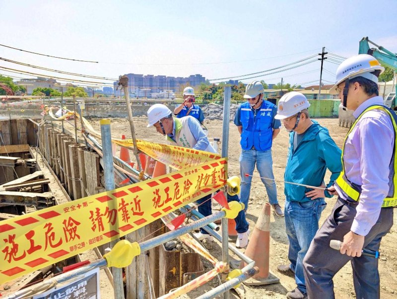 議會考察鳳山仁武防洪工程 兩大治水建設年底完工受關注。 議會考察鳳山仁武防洪工程 兩大治水建設年底完工受關注。