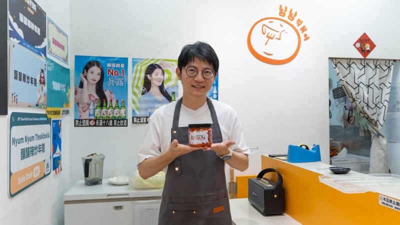 青年局長林楷軒肯定「釀釀辣炒年糕」將韓式料理與美濃在地農產結合,展現青年創意,也為地方餐飲注入新風貌。 青年局長林楷軒肯定「釀釀辣炒年糕」將韓式料理與美濃在地農產結合,展現青年創意,也為地方餐飲注入新風貌。