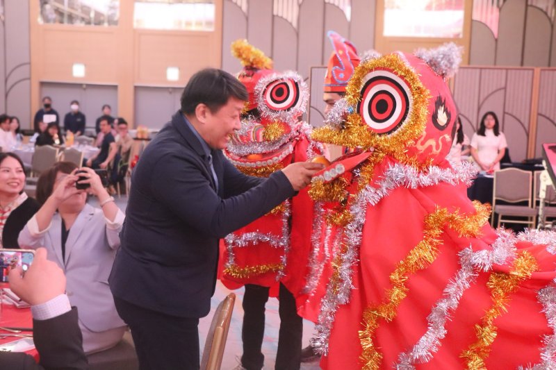 萬馬奔騰在高大！境外生春晚KuKuda齊舞祝福馬到成功。