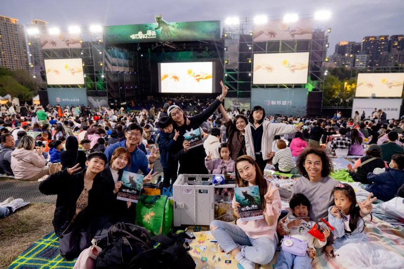 奧斯卡動畫《喵的奇幻漂流》草地音樂會亞洲首演高雄登場。(高雄春天藝術節、財團法人高雄市愛樂文化藝術基金會)提供。