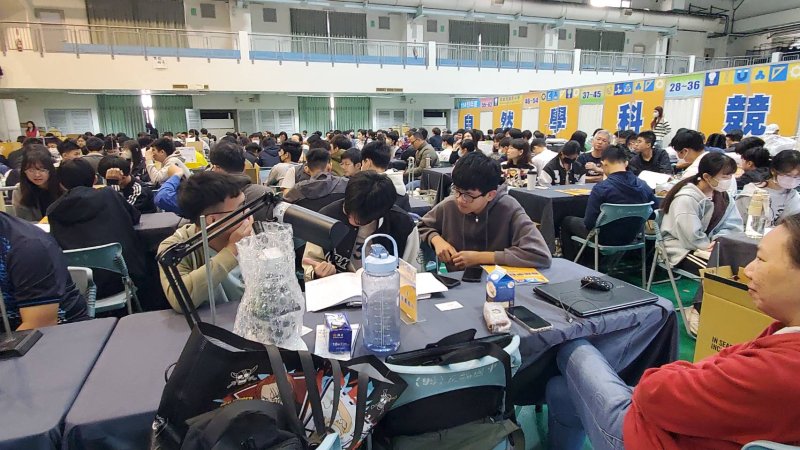 來自全市62所國中的186位學生組成62隊參賽,選手不僅要完成自然科筆試,還需進行生物、化學與物理三大領域的實驗設計與報告。(漾新聞記者/陳雯萍攝) 來自全市62所國中的186位學生組成62隊參賽,選手不僅要完成自然科筆試,還需進行生物、化學與物理三大領域的實驗設計與報告。(漾新聞記者/陳雯萍攝)
