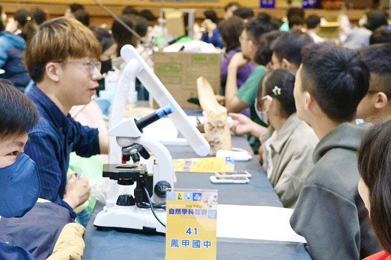 選手不僅要完成自然科筆試,還需進行生物、化學與物理三大領域的實驗設計與報告。競賽場地宛如大型開放式科學實驗室,學生在試管與儀器間穿梭、專注推理與操作,展現探究精神與團隊合作實力。(漾新聞記者/陳雯萍攝) 選手不僅要完成自然科筆試,還需進行生物、化學與物理三大領域的實驗設計與報告。競賽場地宛如大型開放式科學實驗室,學生在試管與儀器間穿梭、專注推理與操作,展現探究精神與團隊合作實力。(漾新聞記者/陳雯萍攝)