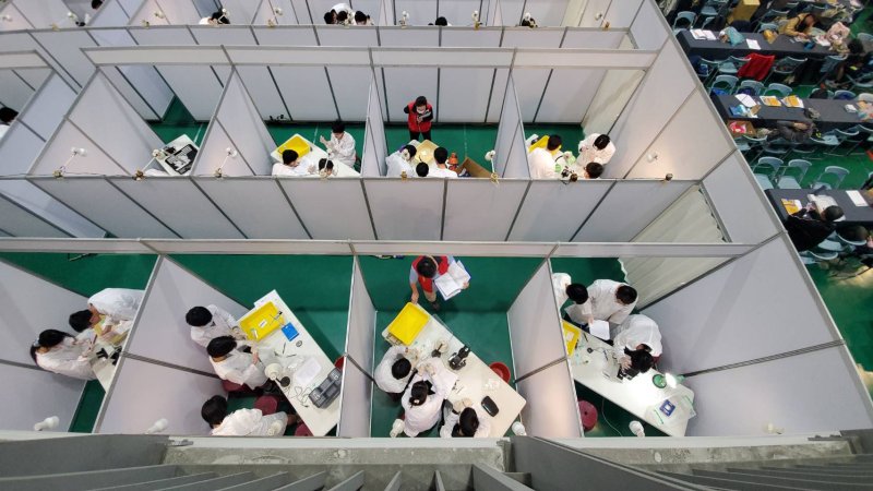高雄市年度科學教育盛事「國中自然學科競賽」今(15)日在高雄市立五福國中登場,來自全市62所國中的186位學生組成62隊參賽。(漾新聞記者/陳雯萍攝) 高雄市年度科學教育盛事「國中自然學科競賽」今(15)日在高雄市立五福國中登場,來自全市62所國中的186位學生組成62隊參賽。(漾新聞記者/陳雯萍攝)