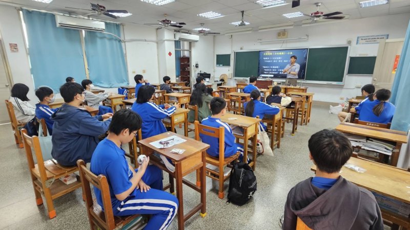 楊俊宏老師指導學生理解課本所學知識,應用於此力學的探究實驗,體會影響此平衡的變因。 楊俊宏老師指導學生理解課本所學知識,應用於此力學的探究實驗,體會影響此平衡的變因。