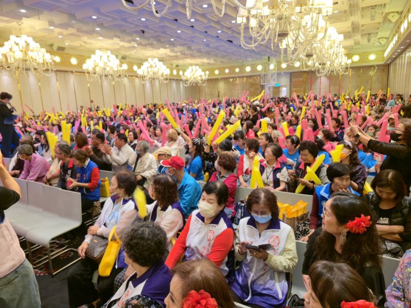 鄭麗文南下高雄女力集結挺柯志恩 喊「有志一同翻轉高雄」。 鄭麗文南下高雄女力集結挺柯志恩 喊「有志一同翻轉高雄」。