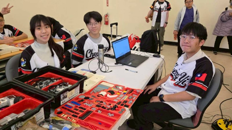 正義中學機器人隊再奪三冠 挺進Robofest世界賽。 正義中學機器人隊再奪三冠 挺進Robofest世界賽。