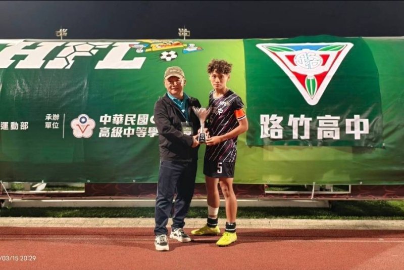 路竹高中足球隊勇奪全國亞軍 拚戰精神震撼全場。