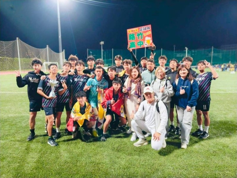 路竹高中足球隊勇奪全國亞軍 拚戰精神震撼全場。