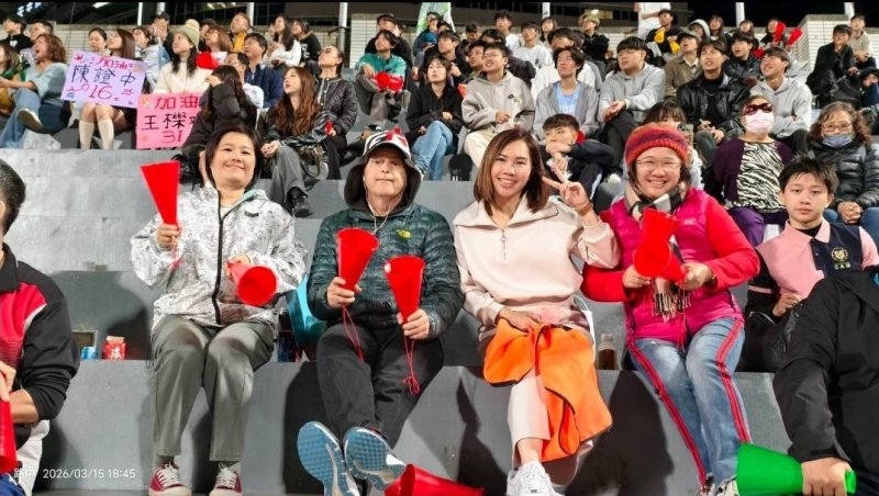 路竹高中足球隊勇奪全國亞軍 拚戰精神震撼全場。