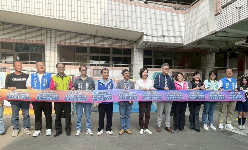 林園國小東昇樓廁所翻新啟用 孩子終於有清新如廁空間。 林園國小東昇樓廁所翻新啟用 孩子終於有清新如廁空間。