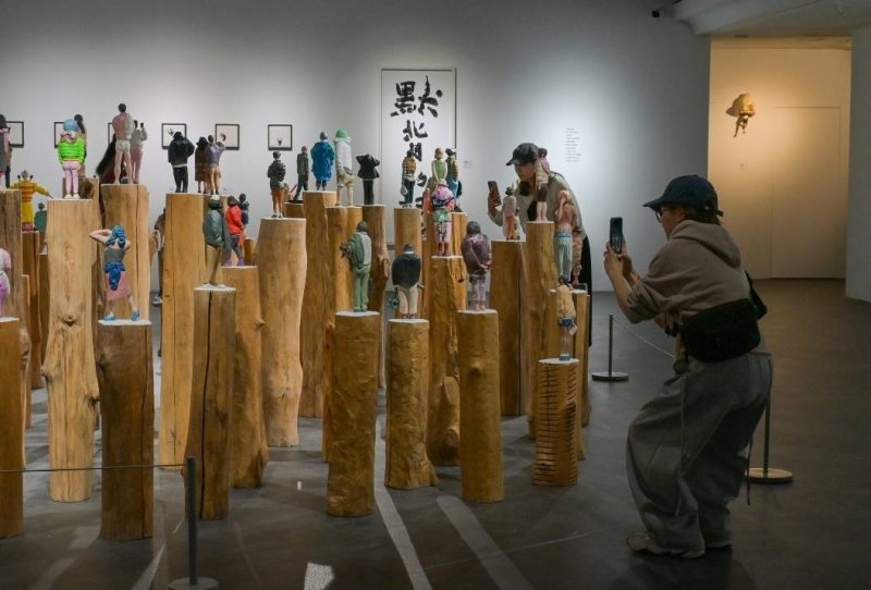 背影雕刻城市靈魂 陳廷晉《港都NPC》高美館開展。 背影雕刻城市靈魂 陳廷晉《港都NPC》高美館開展。