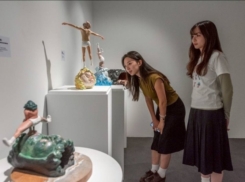 背影雕刻城市靈魂 陳廷晉《港都NPC》高美館開展。 背影雕刻城市靈魂 陳廷晉《港都NPC》高美館開展。