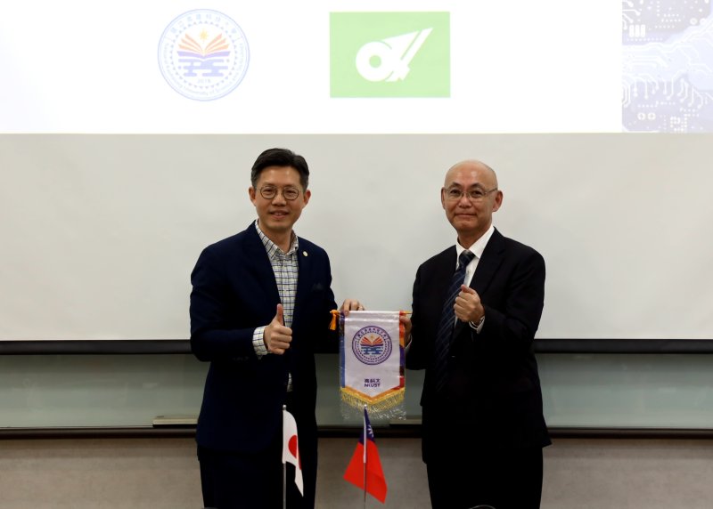 日本三重縣產業代表團訪問高科大半導體工程系,高科大產學營運處林志學產學長(左)與三重縣產業支援中心理事長更屋英洋(右)互贈紀念品。 日本三重縣產業代表團訪問高科大半導體工程系,高科大產學營運處林志學產學長(左)與三重縣產業支援中心理事長更屋英洋(右)互贈紀念品。