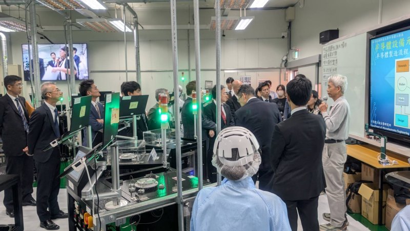 日本三重縣產業代表團參訪高科大「半導體製程設備技術人才培育基地」,了解實務導向的人才培育模式。 日本三重縣產業代表團參訪高科大「半導體製程設備技術人才培育基地」,了解實務導向的人才培育模式。