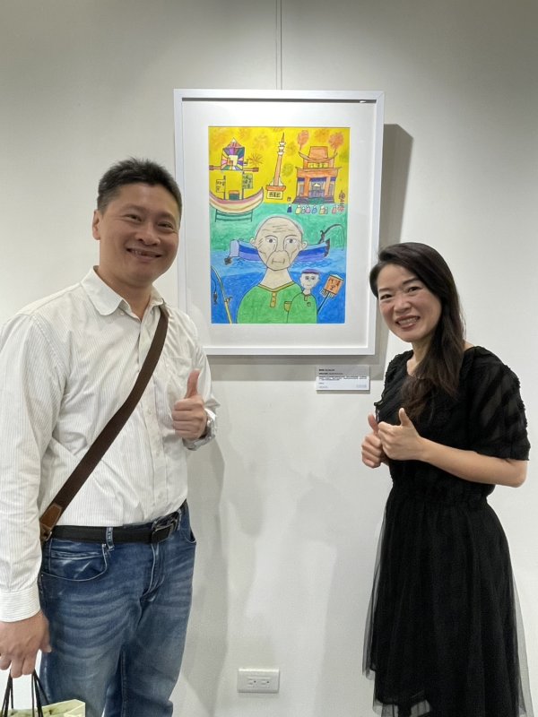.《繼.憶—台灣囡仔ㄟ記憶展》開幕-作品深獲與會師長肯定 圖9.《繼.憶—台灣囡仔ㄟ記憶展》-與會人員師長於肖像牆前大合影。 .《繼.憶—台灣囡仔ㄟ記憶展》開幕-作品深獲與會師長肯定 圖9.《繼.憶—台灣囡仔ㄟ記憶展》-與會人員師長於肖像牆前大合影。