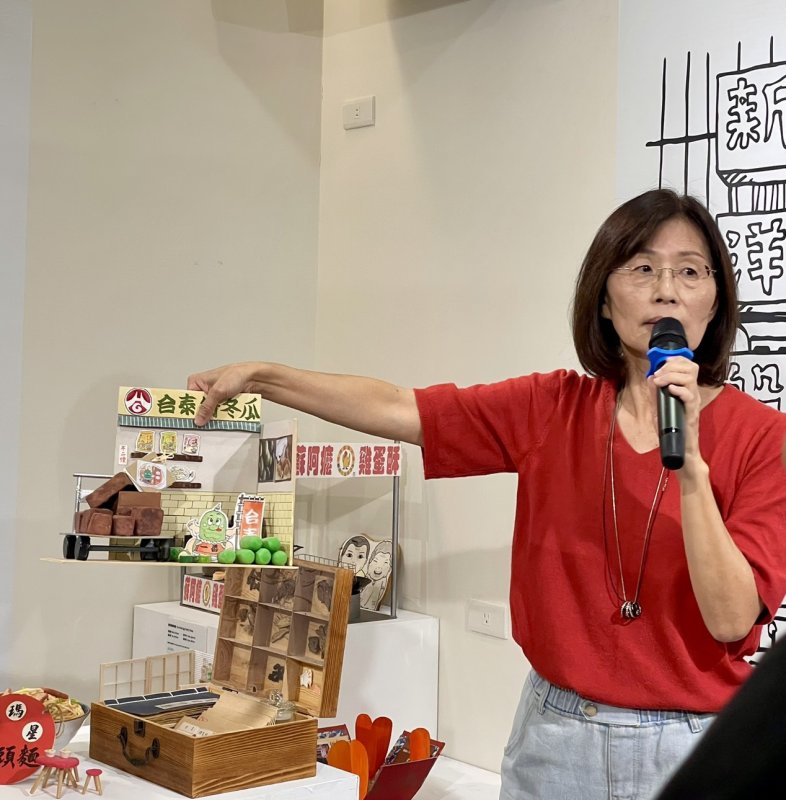策展人劉癸蓉老師透過物件述說老鹽埕的故事。 策展人劉癸蓉老師透過物件述說老鹽埕的故事。