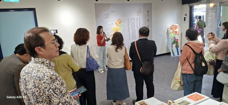 策展人劉癸蓉老師 導覽介紹展覽內容。 策展人劉癸蓉老師 導覽介紹展覽內容。