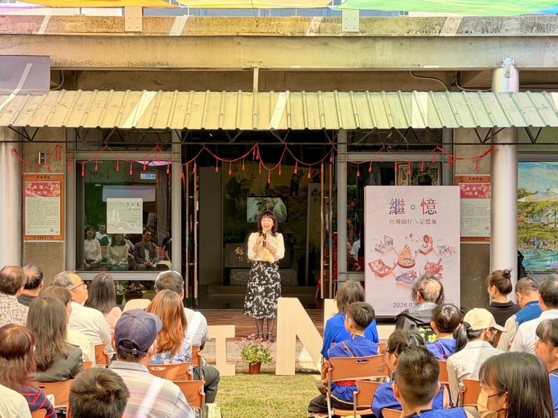 高雄市客委會楊瑞霞主委致詞分享透過藝術課程引導孩子追尋家族脈絡,傳承家族記憶與土地情感。 高雄市客委會楊瑞霞主委致詞分享透過藝術課程引導孩子追尋家族脈絡,傳承家族記憶與土地情感。
