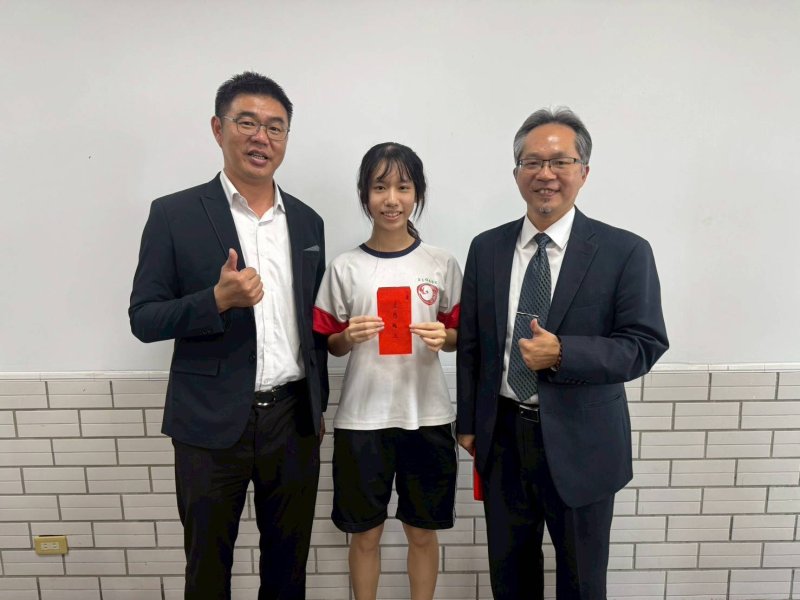 繁星第一階通過中國醫藥大學牙醫系的何定潔，與校長吳曉暢（左），家長會長鄭景文合影。