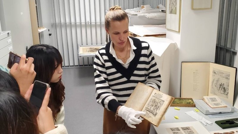 親手觸碰十六世紀以來珍貴的醫學手稿與畫作，學習醫學史料保存與維護實作，重新省思疾病、死亡與醫學，讓同學意識到醫療不只是冰冷的技術，更是人類文明對抗苦難的縮影。