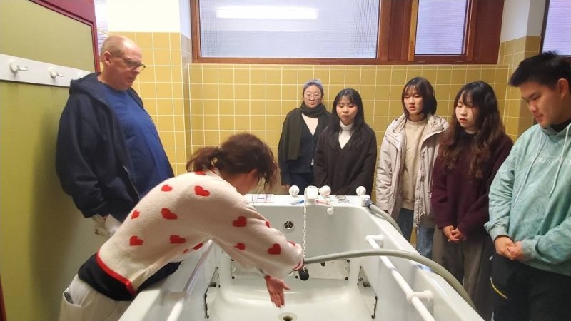 臨床實習的導覽以及資深物理治療師的示範說明，幫助同學做好準備。在實習過程中見證德國以人為本、尊重生命的人文醫療。