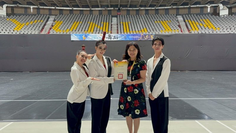 擔任隊長的馬毓婷同學說(左二)，當宣布特優第一名的剎那，就如「共視體」這舞名，更堅定大家將戲劇與舞蹈共生成為一體。