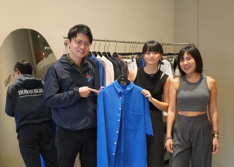 青年局長林楷軒（左）親訪高雄青創時尚泳裝品牌「TIMU AQUA」，並與渧牧國際有限公司負責人黃瀞瑩（中）交流品牌經營與創業歷程。