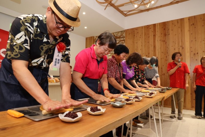 樹德科技大學串聯校友資源，成功促成寶來人文協會與美濃區農會跨域合作，推出結合在地農產與柴燒烘焙的聯名商品「紅豆南瓜毛線球土窯胖」，並於20日在美濃農會未來超市舉辦產品發表會，以創新行銷策略搶攻清明節市場，也為地方創生注入新活力。(漾新聞記者陳雯萍攝)
