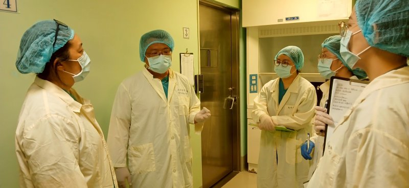 AAALAC認證實地考察，實驗動物中心主任林明宏 (左二)實地說明學校實驗動物照護及使用概況。