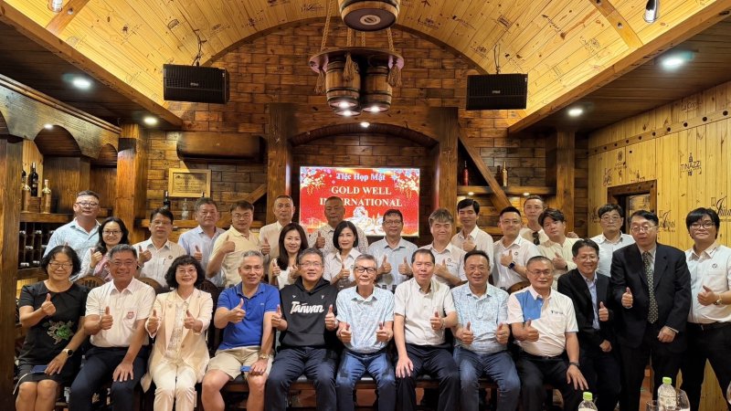  高雄空大陳月端校長(第一排左起第三)率團與劉世忠大使(第一排左起第五)、越南臺灣共學。(漾新聞記者陳雯萍翻攝)