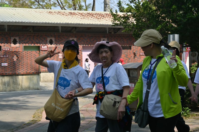 900人橋頭齊步走 用行動寫下最溫柔的共融力量。(漾新聞記者陳雯萍攝)