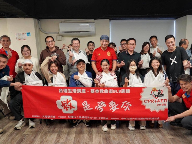 學員展示包紮練習成果。